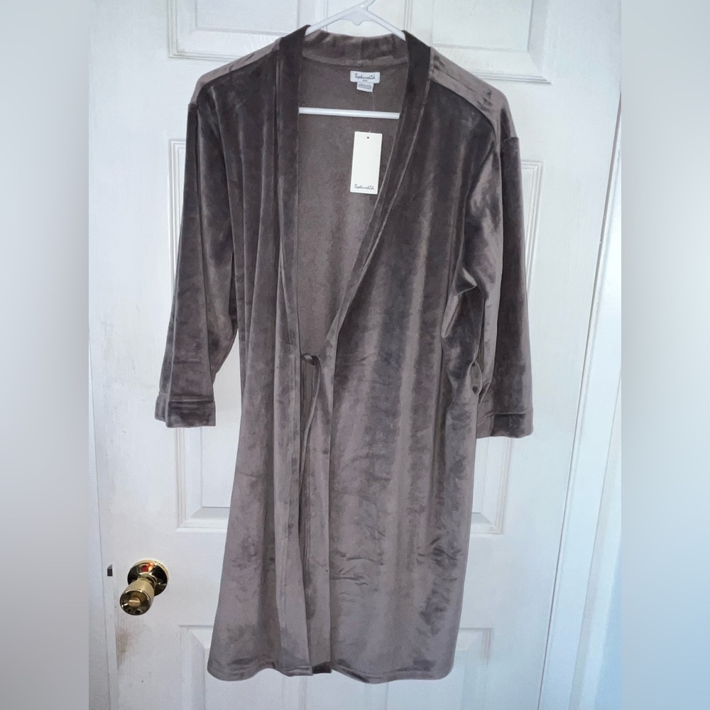 Splendid Charcoal Gray Robe - Picture 2 of 6
